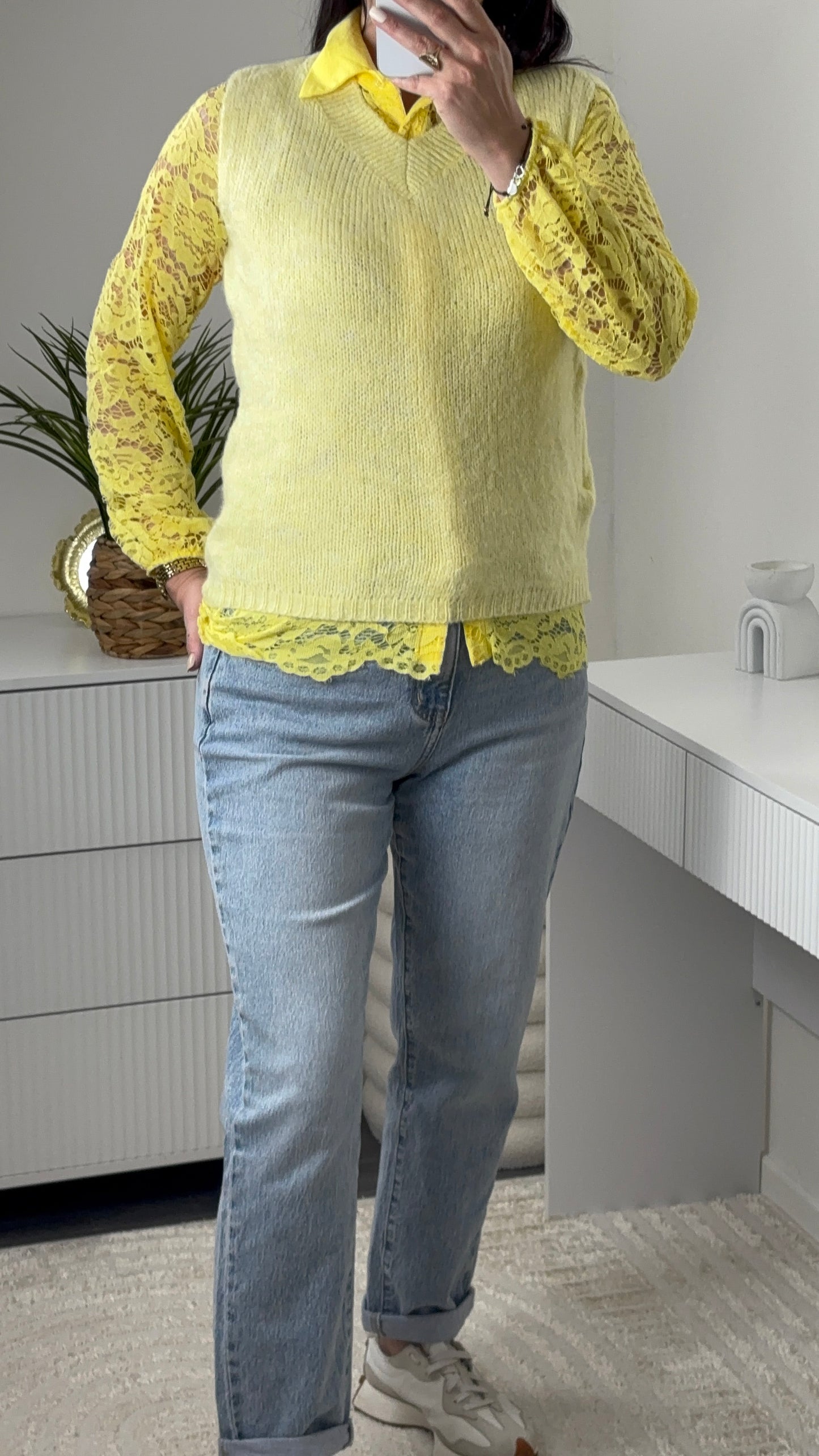 PULL SANS MANCHES JAUNE