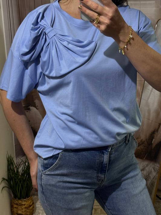 T-shirt avec nœud bleu
