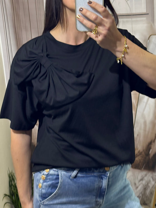T-shirt avec nœud noir