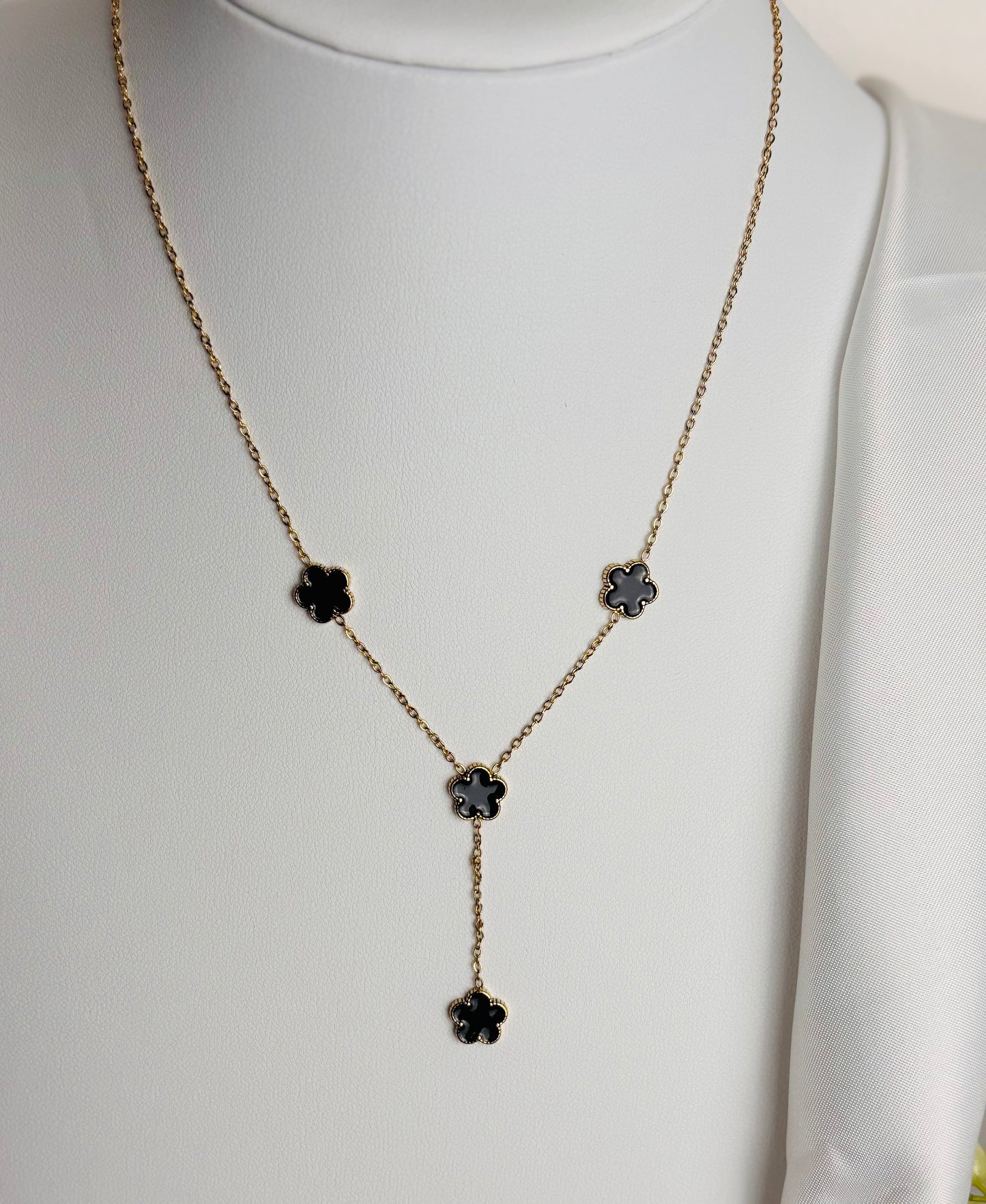 Collier Y fleurs noires